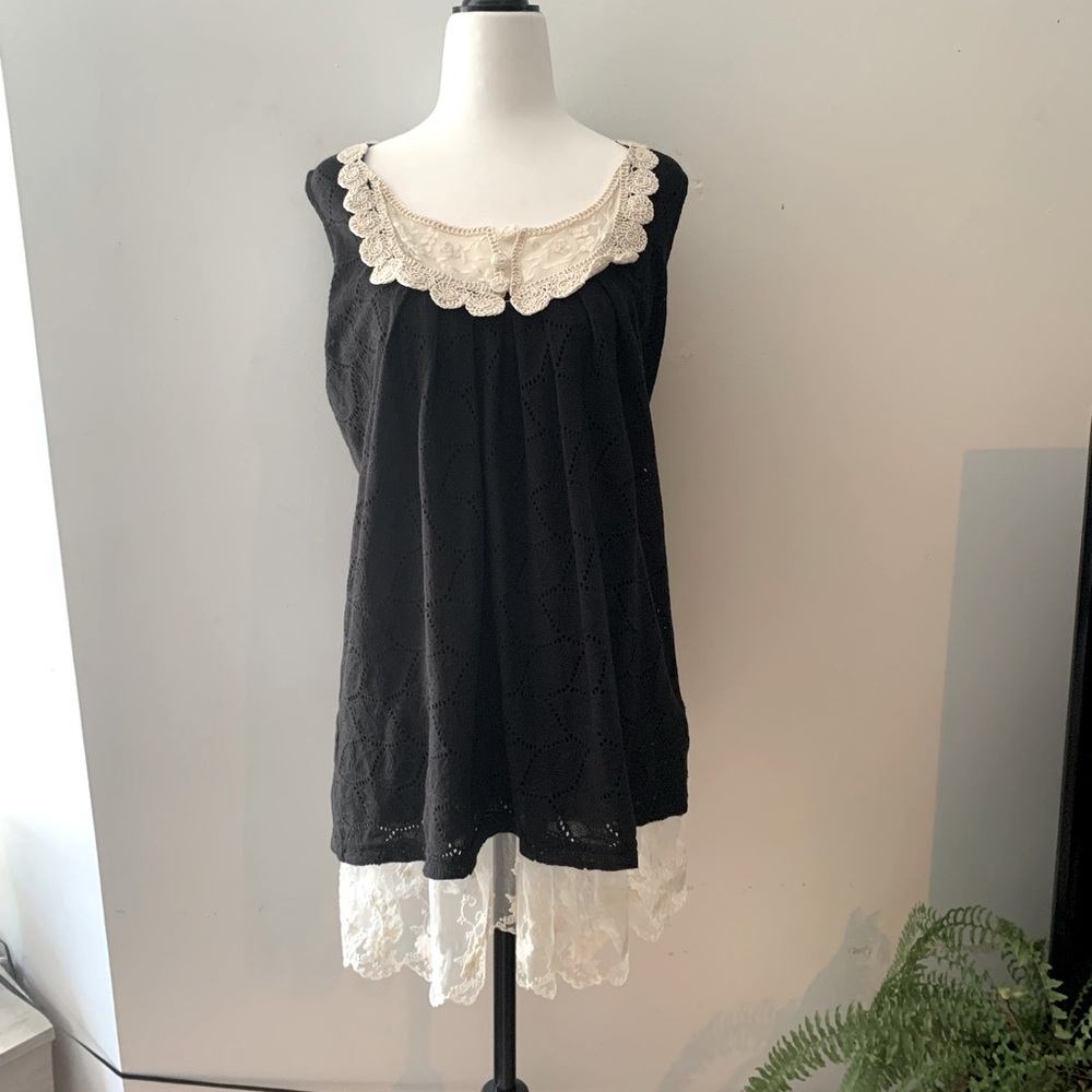 Gorgeous lace tank top black and beige entirely lined